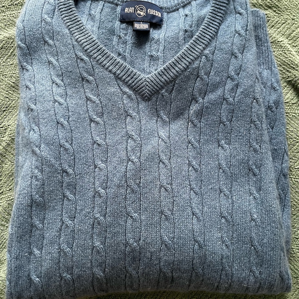 Alan Flusser 2ply Men's V-Neck Cashmere Sweater in Soft Blue EUC Smoke /Pet free